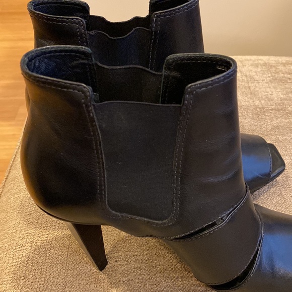 BCBG black heeled open toe 4 1/4 inch heel - Picture 5 of 6